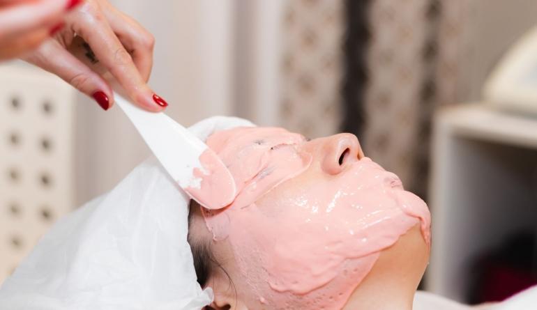 il-cosmetologo-applica-la-maschera-di-alginato-con-la-spatola-sul-viso-della-donna.jpg